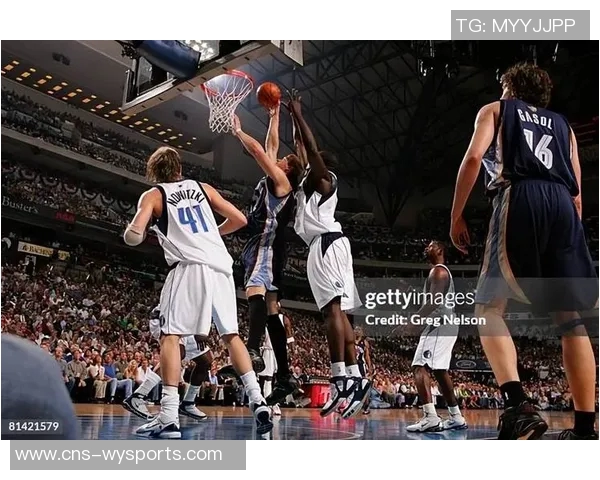 2005年NBA季后赛火箭与小牛第二场激战回顾与精彩瞬间分析 2005年NBA季后赛火箭与小牛第二场激战回顾与精彩瞬间分析